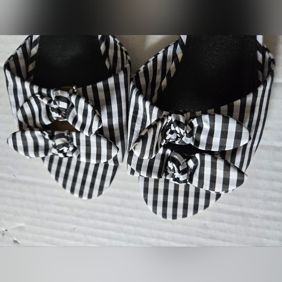 Chelsee Girl Memory Foam Black/White Shira Sandals Size 7 - Picture 6 of 10